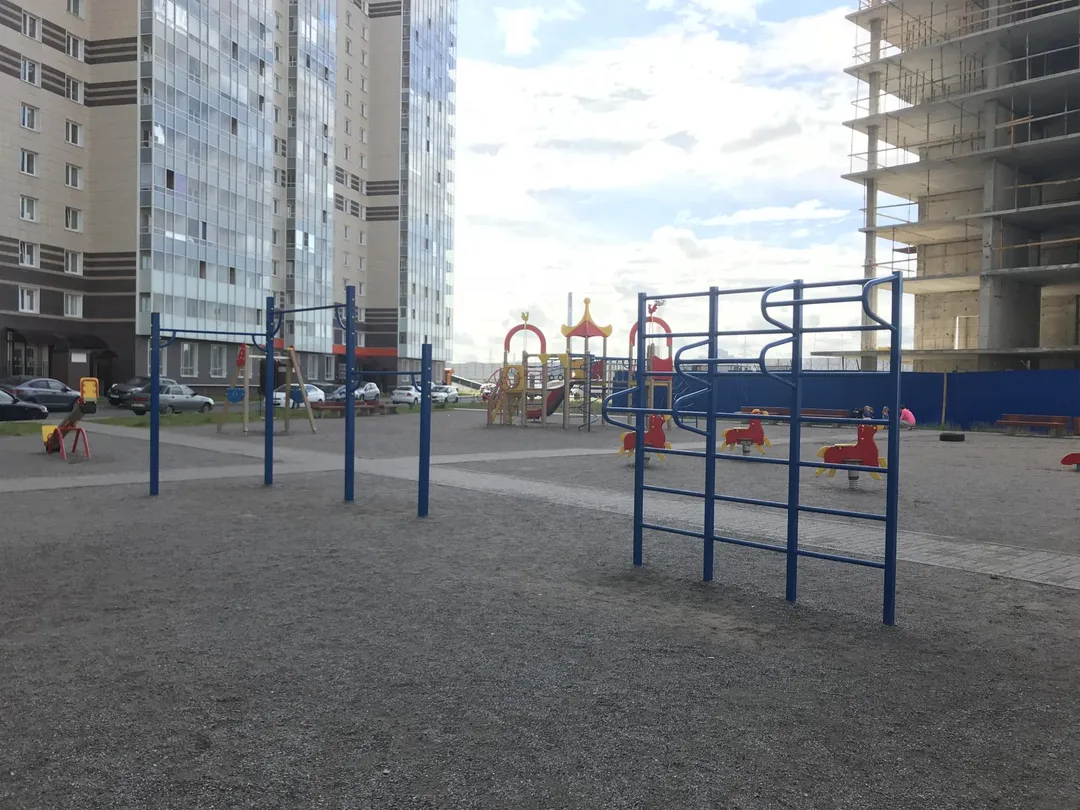 Parallele presso Calisthenics Park at улица Михаила Дудина, Парголово – foto 2 di 3