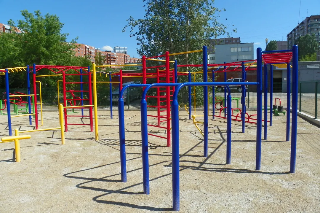 Bare paralele la Calisthenics Park at улица Белинского, городской округ Новосибирск – fotografia 2 din 7
