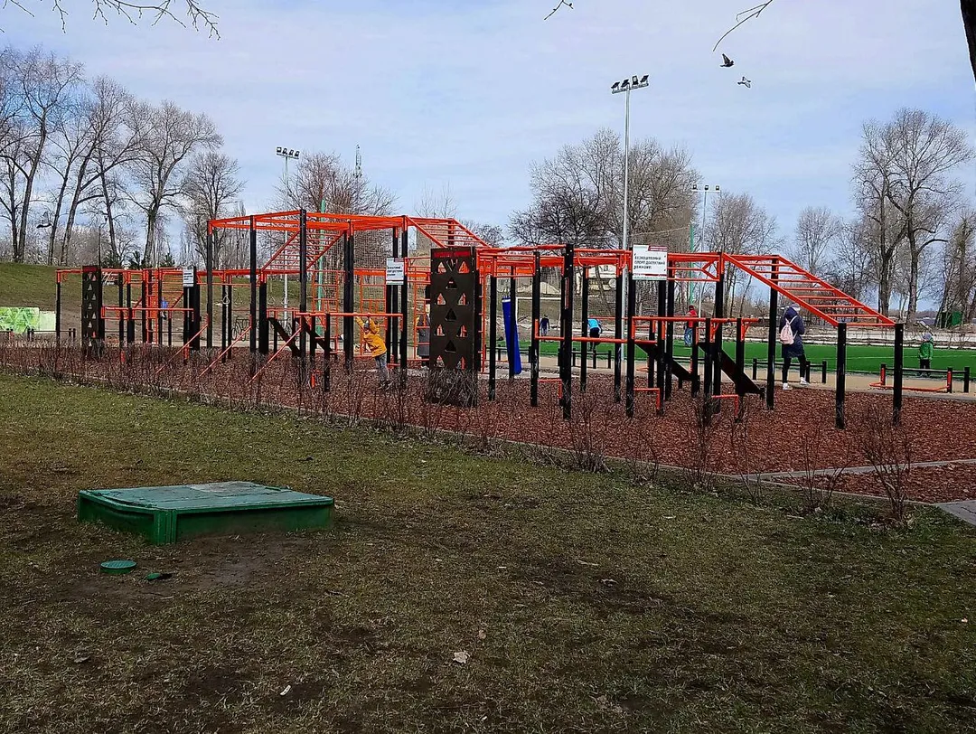 Брусья на площадке Calisthenics Park at Оболонська набережна, Київ #wp2558 – фото 2 из 7