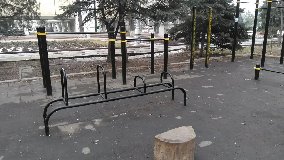 Liegestützgriffe bei Calisthenics Park at Огонбаева Атая улица, Бишкек шаары – Foto 2 von 4