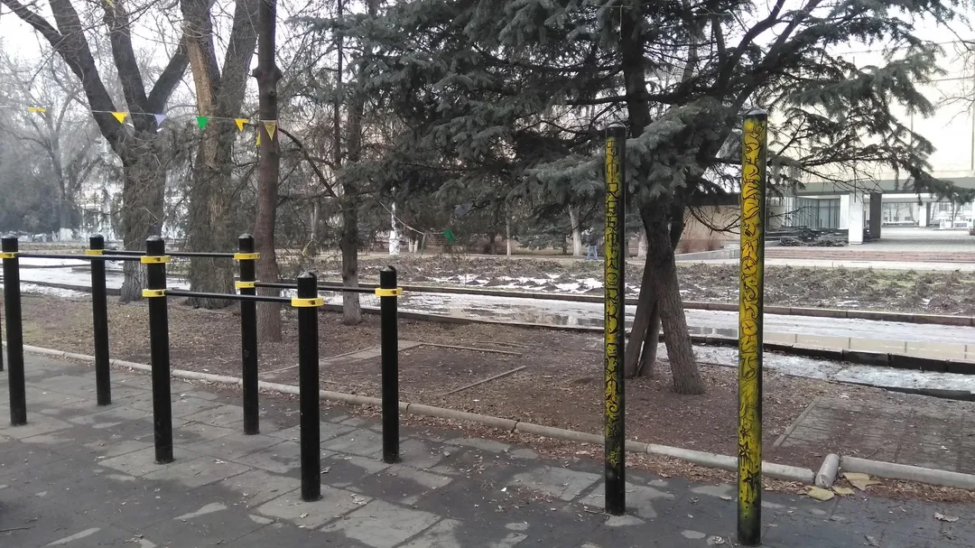 Klimmzugstange bei Calisthenics Park at Огонбаева Атая улица, Бишкек шаары – Foto 1 von 4