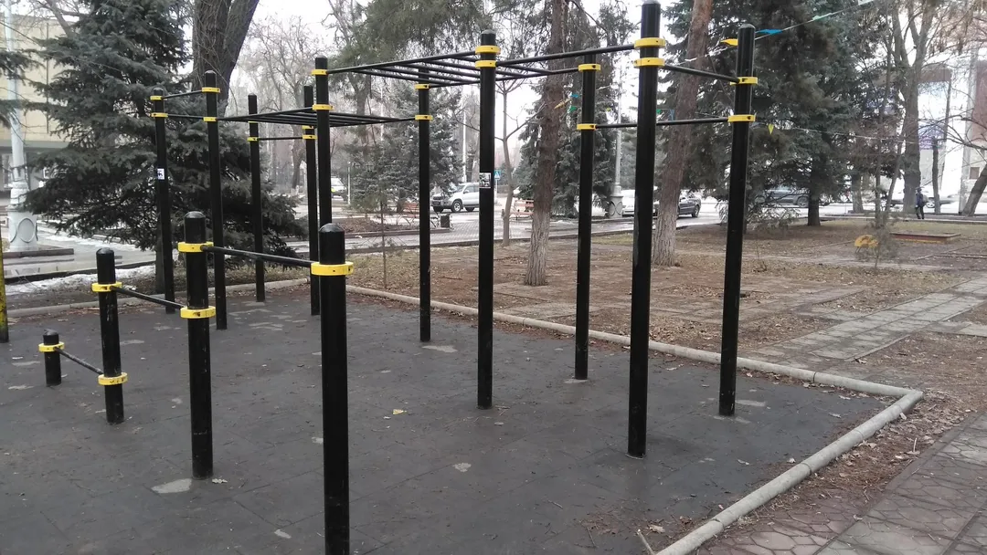 Hangelstange bei Calisthenics Park at Огонбаева Атая улица, Бишкек шаары – Foto 4 von 4