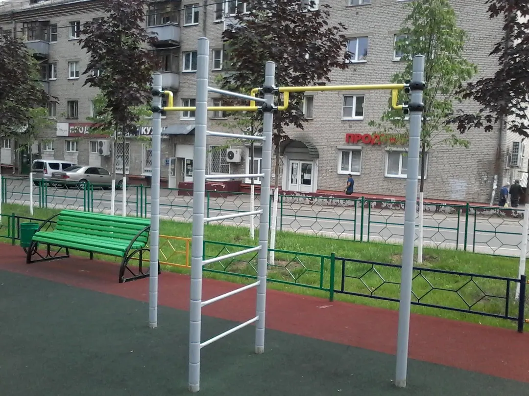 Barres parallèles à Calisthenics Park at Школьная улица, Ивантеевка – photo 2 sur 15
