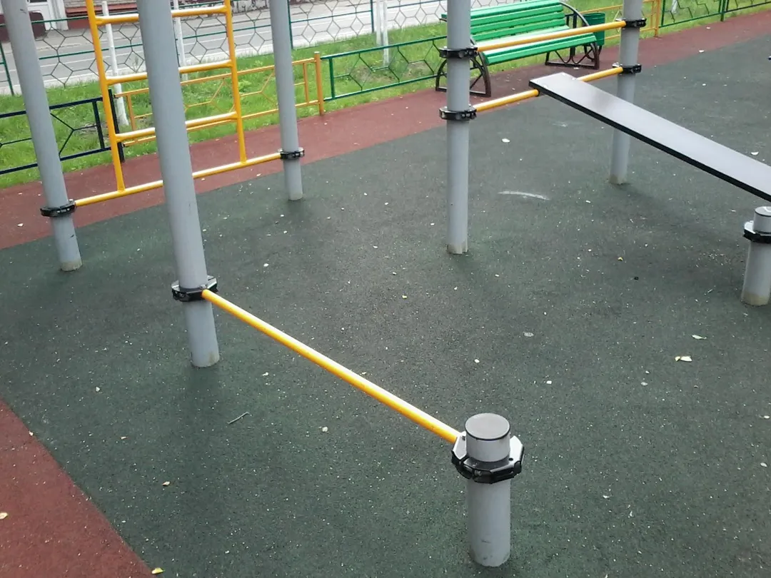 Hyperextension inclinée à Calisthenics Park at Школьная улица, Ивантеевка – photo 8 sur 15