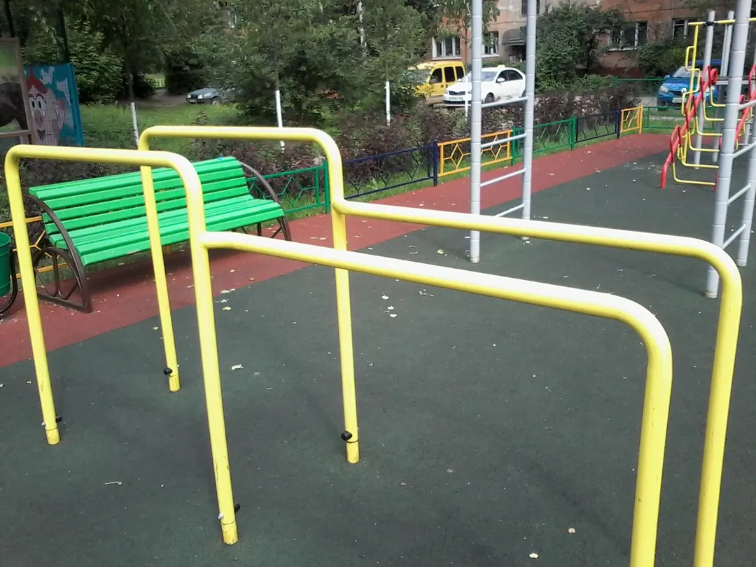 Banc à abdominaux à Calisthenics Park at Школьная улица, Ивантеевка – photo 13 sur 15