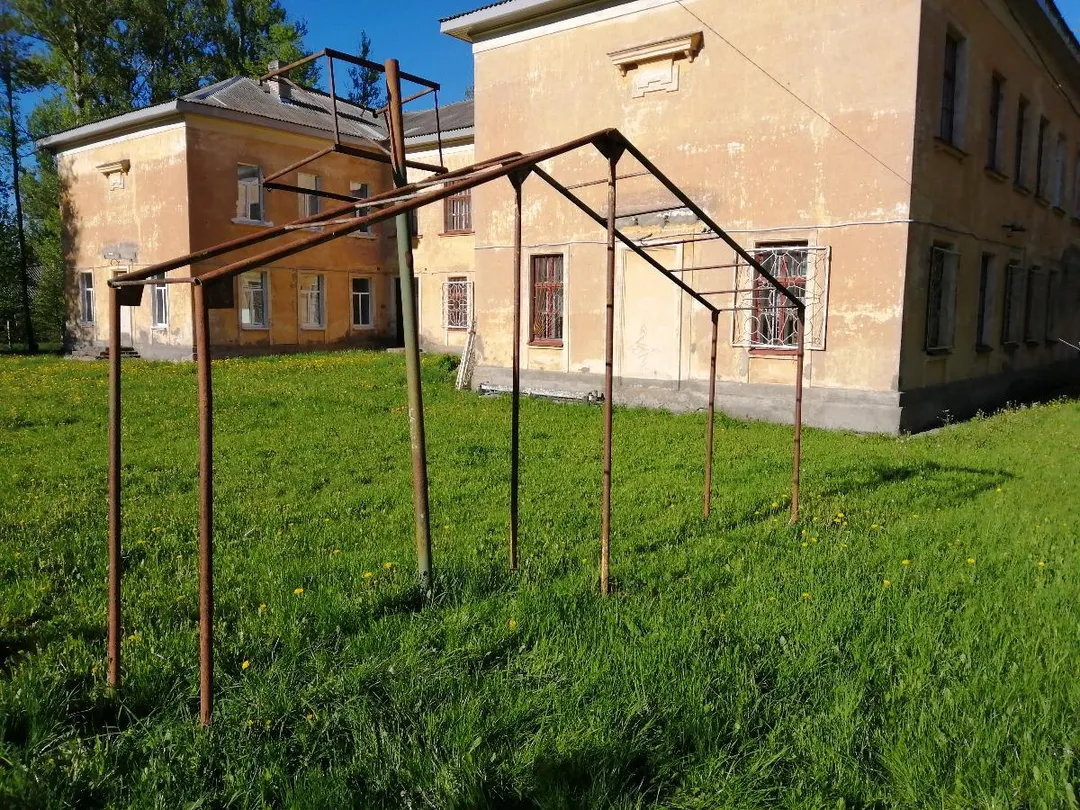 Sbarra per trazioni presso Calisthenics Park at Коммунистическая улица, Дно – foto 1 di 6