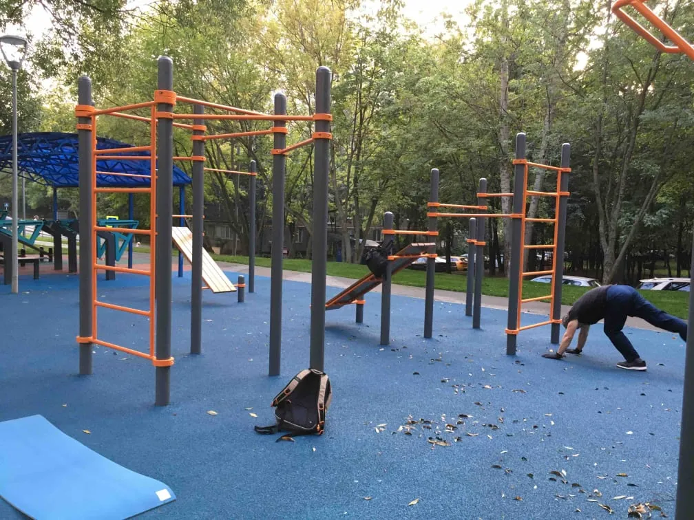 Bară de tracțiuni la Calisthenics Park at Профсоюзная улица (дублёр), Москва #wp2566 – fotografia 1 din 5