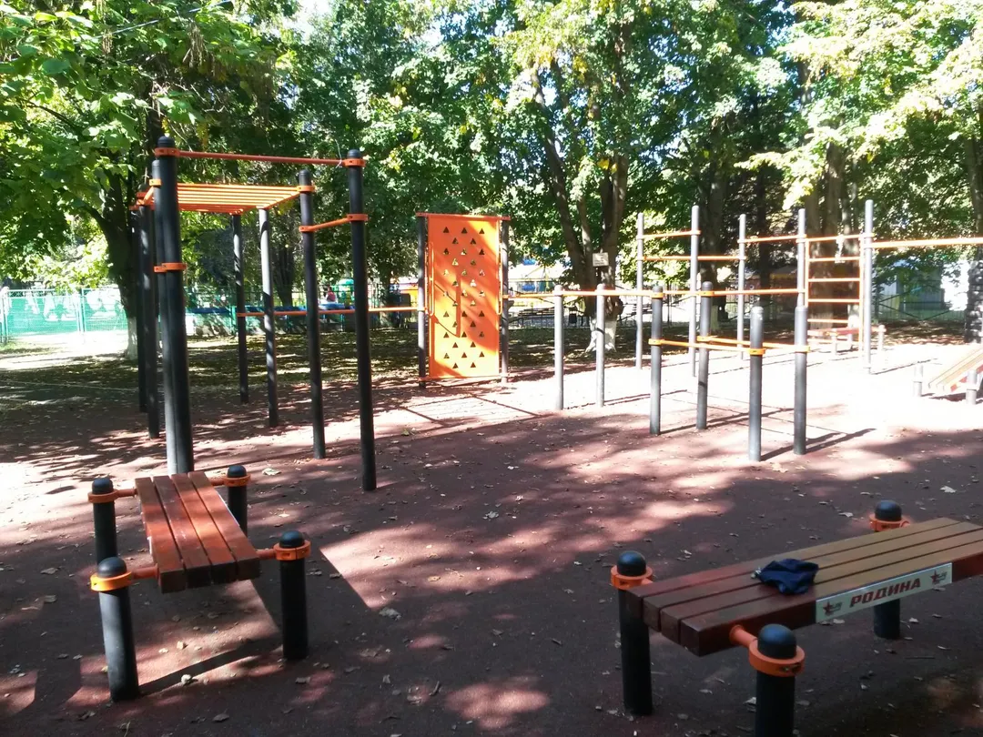 Sbarra per trazioni presso Calisthenics Park at Красная улица, Тимашёвск – foto 1 di 2