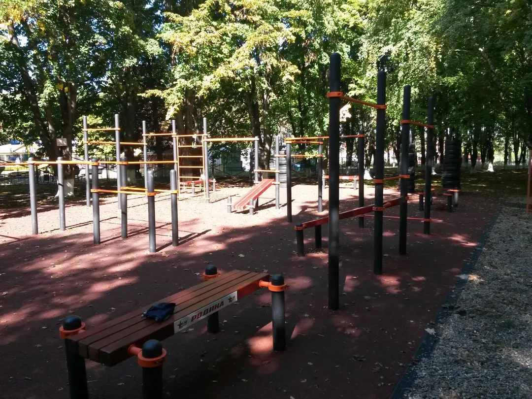Parallele presso Calisthenics Park at Красная улица, Тимашёвск – foto 2 di 2