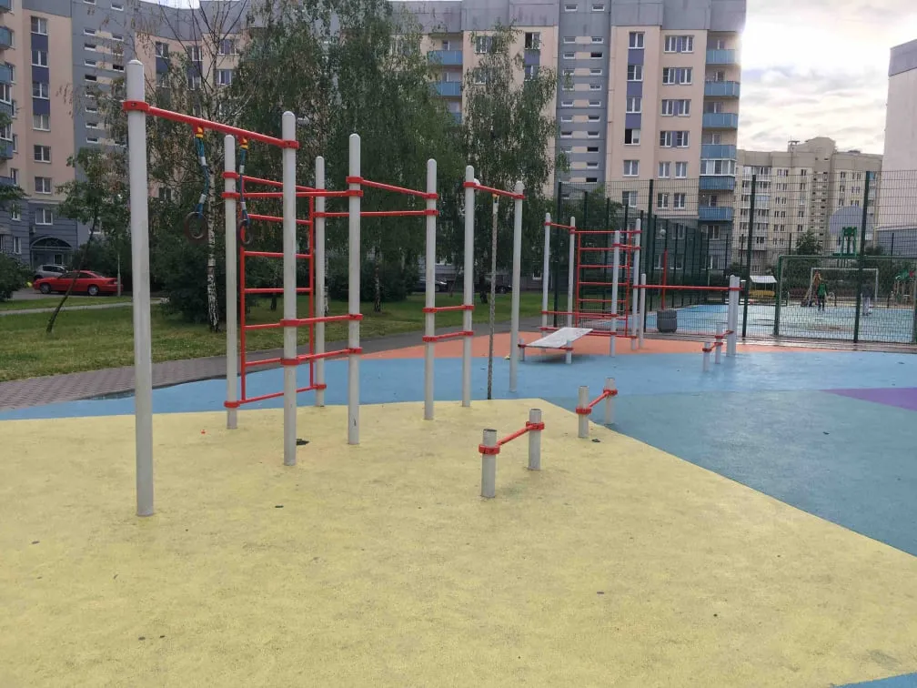Sbarra per trazioni presso Calisthenics Park at улица Маршала Захарова, Санкт-Петербург – foto 1 di 4