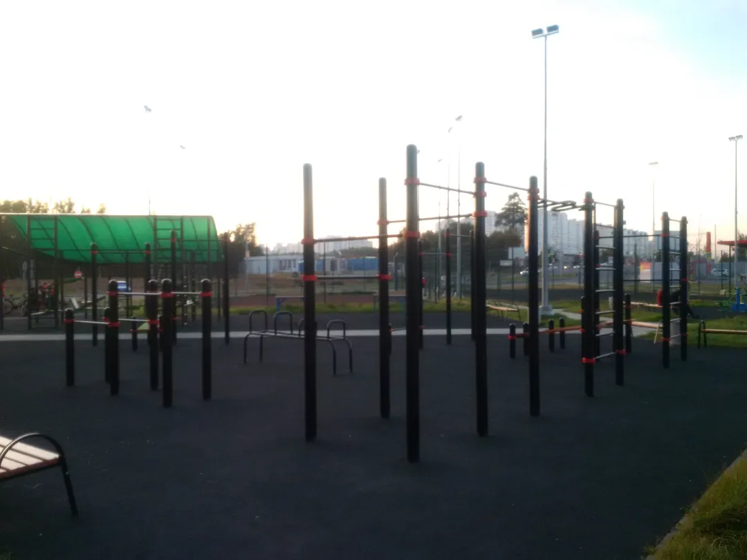 Бруси на майданчику Calisthenics Park at Георгиевский проспект, Зеленоград – фото 3 з 3