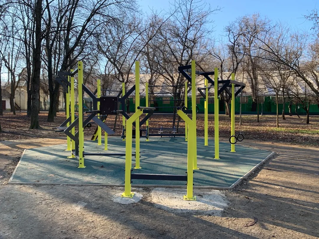Parallele presso Calisthenics Park at 2-й Артилерійський провулок, Одеса – foto 2 di 2