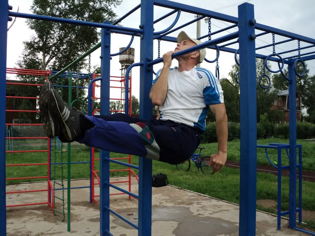 Sbarra per trazioni presso Calisthenics Park at Пионерский переулок, Заозёрный – foto 1 di 1