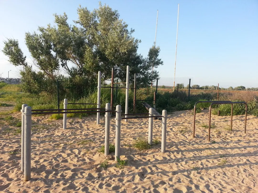 Parallele presso Calisthenics Park at Благодатная улица, Качинский округ – foto 2 di 3
