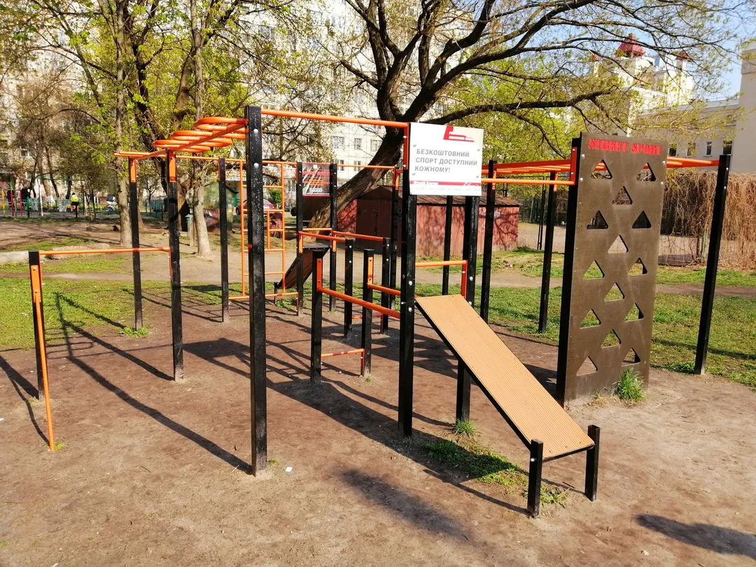 Bară de tracțiuni la Calisthenics Park at Дубровицька вулиця, Київ – fotografia 1 din 4