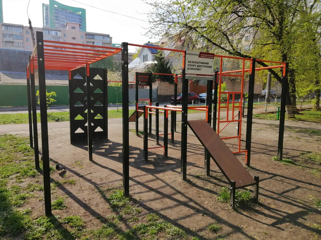 Bare paralele la Calisthenics Park at Дубровицька вулиця, Київ – fotografia 2 din 4