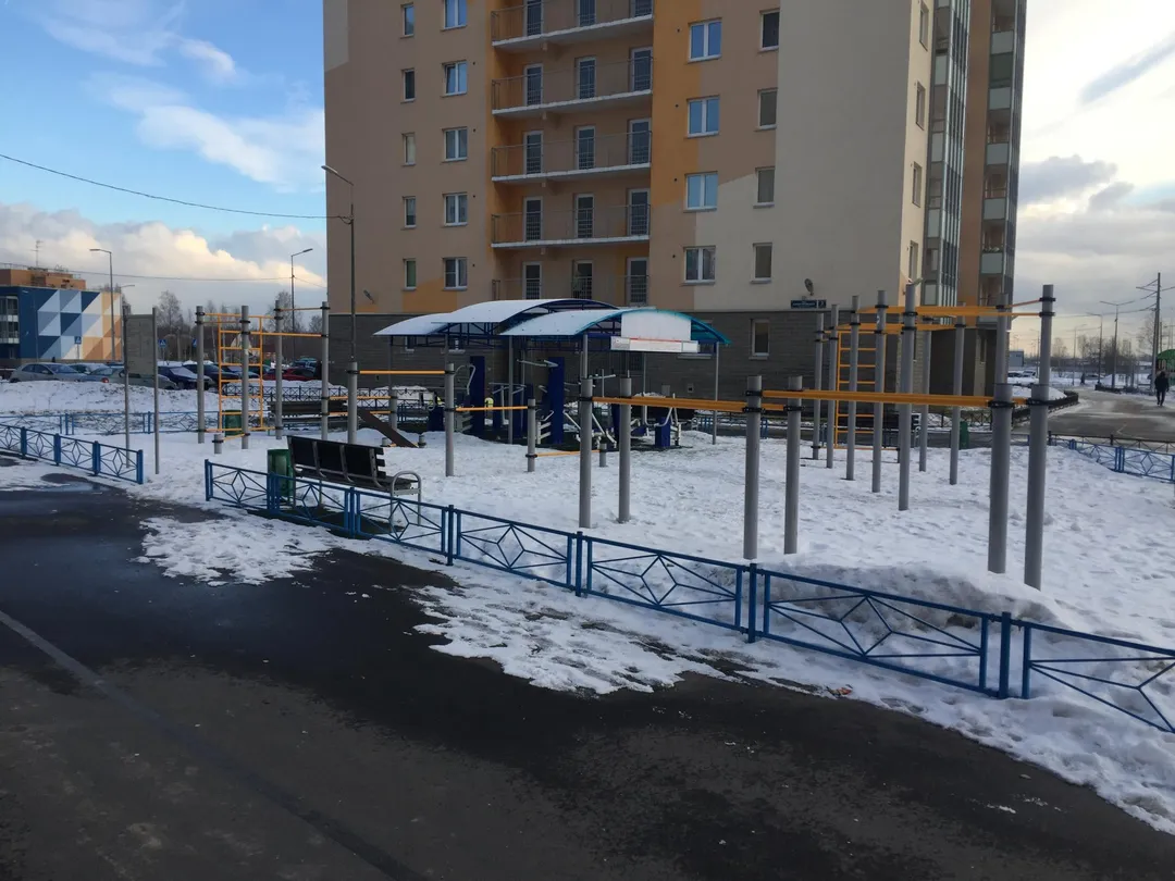 Parallele presso Calisthenics Park at улица Корнея Чуковского, Санкт-Петербург #wp2589 – foto 2 di 6