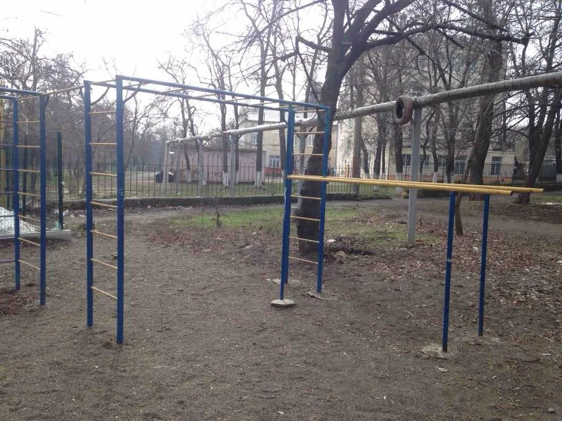 Sbarra per trazioni presso Calisthenics Park at вулиця Віталія Нестеренка, Одеса – foto 1 di 2