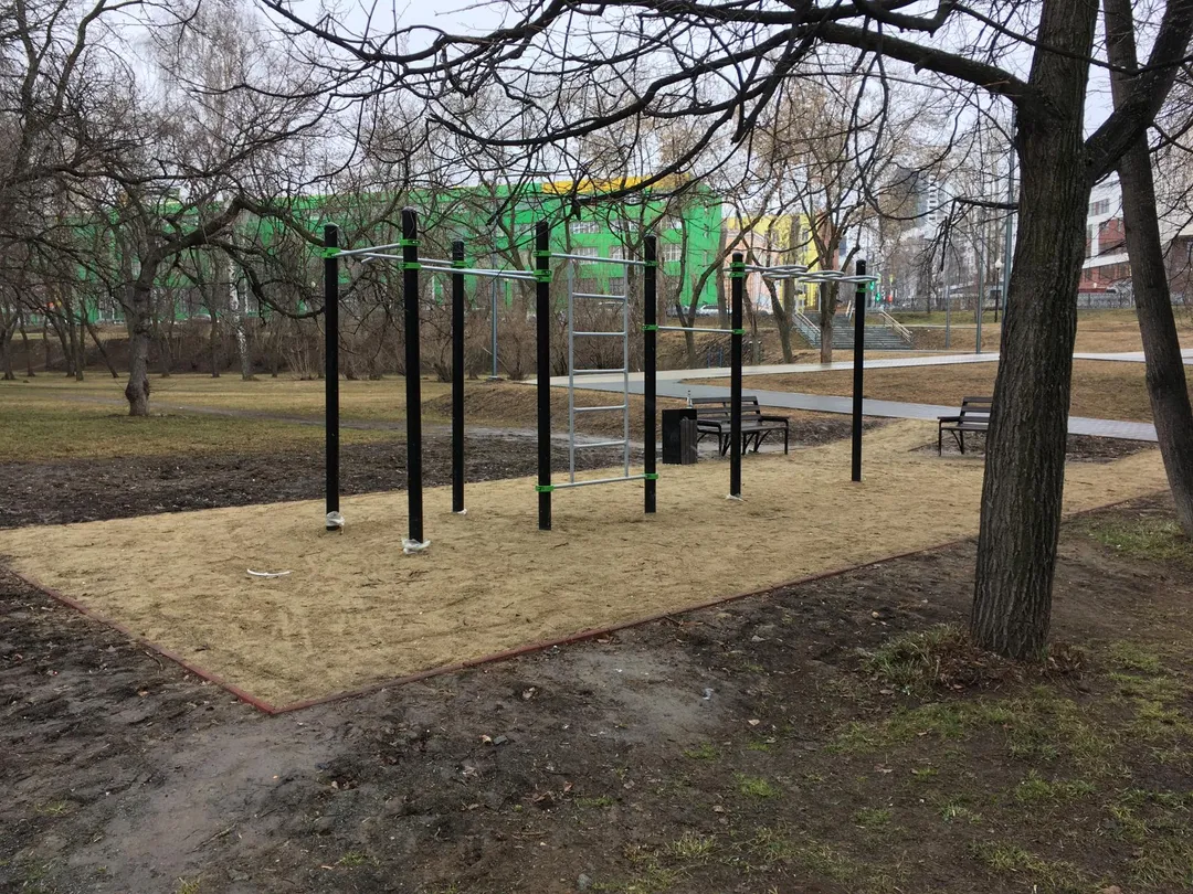 Bară de tracțiuni la Calisthenics Park at Верх-Исетский бульвар, Екатеринбург – fotografia 4 din 4