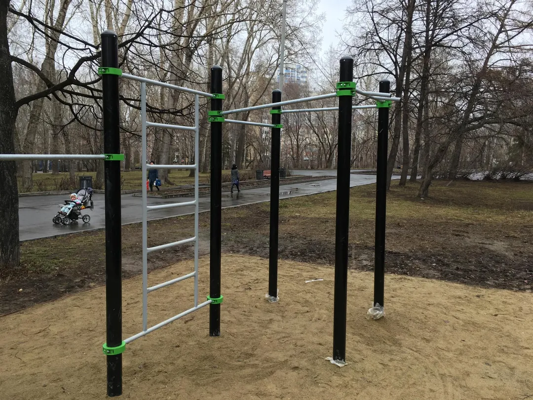 Bară de tracțiuni la Calisthenics Park at Верх-Исетский бульвар, Екатеринбург – fotografia 1 din 4