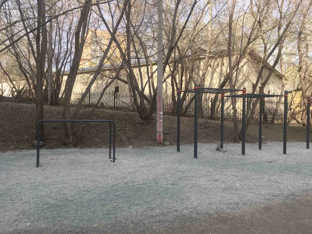 Bare paralele la Calisthenics Park at Кимовская улица, Екатеринбург – fotografia 2 din 4