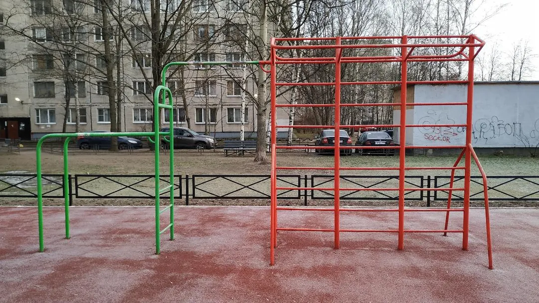 Parallele presso Calisthenics Park at Серебристый бульвар, Санкт-Петербург #wp2603 – foto 2 di 5