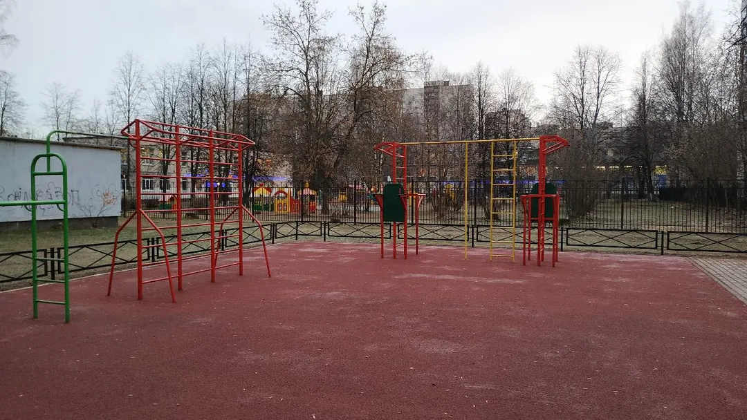Sbarra per trazioni presso Calisthenics Park at Серебристый бульвар, Санкт-Петербург #wp2603 – foto 1 di 5