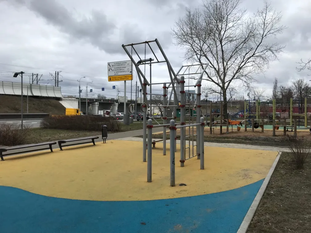Bară de tracțiuni la Calisthenics Park at улица Хамовнический Вал, Москва – fotografia 5 din 5