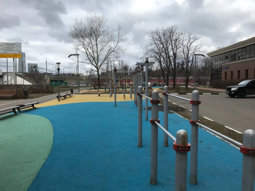 Bară de tracțiuni la Calisthenics Park at улица Хамовнический Вал, Москва – fotografia 1 din 5