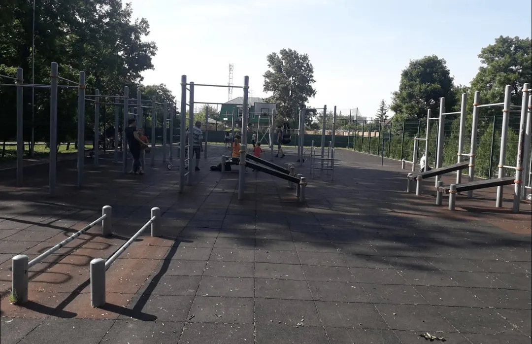 Niedrige Barren bei Calisthenics Park at улица Мира, Белореченск – Foto 4 von 5