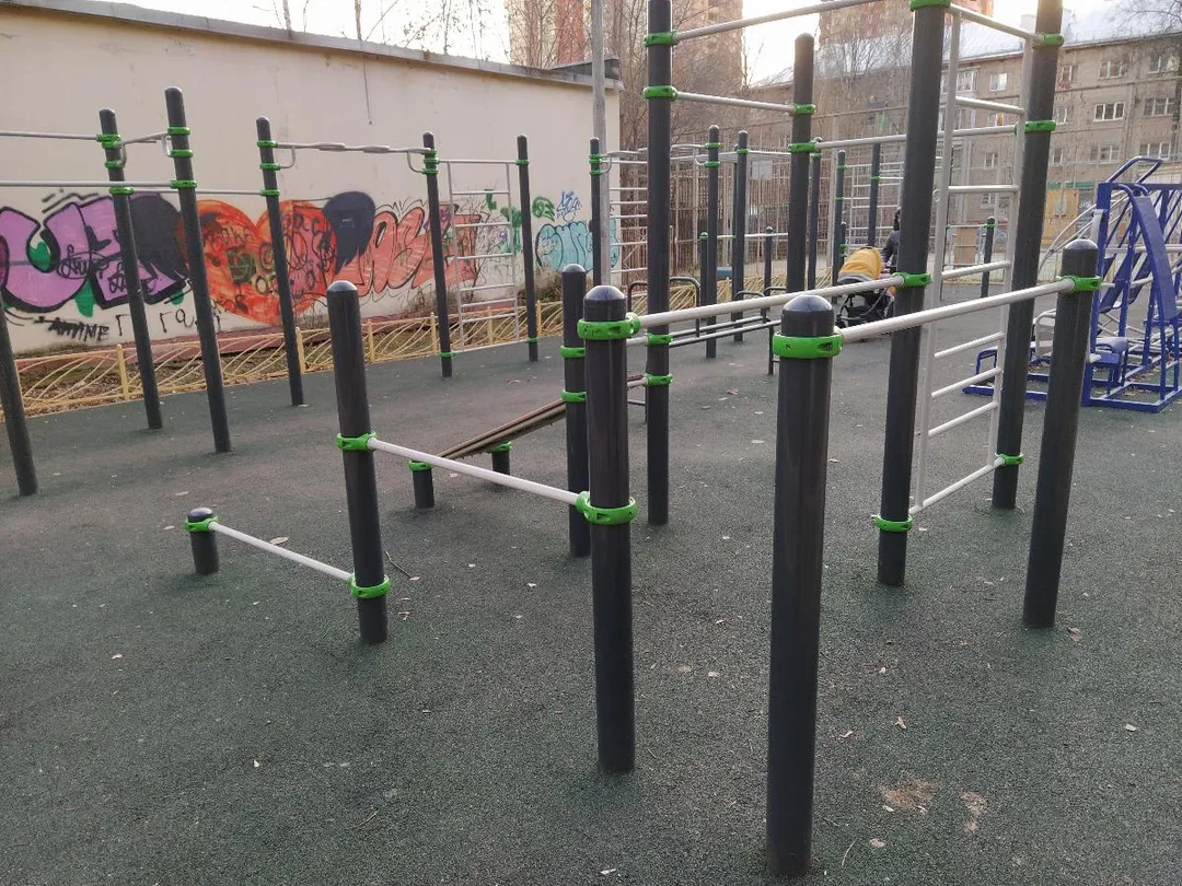 Hangelstange bei Calisthenics Park at улица Войтовича, Реутов – Foto 3 von 4