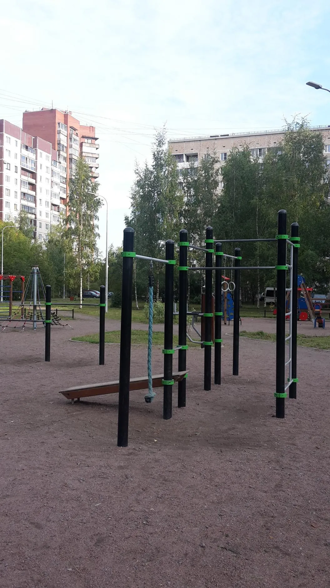 Abs Bench at Calisthenics Park at Шлиссельбургский проспект, Санкт-Петербург – photo 6 of 7