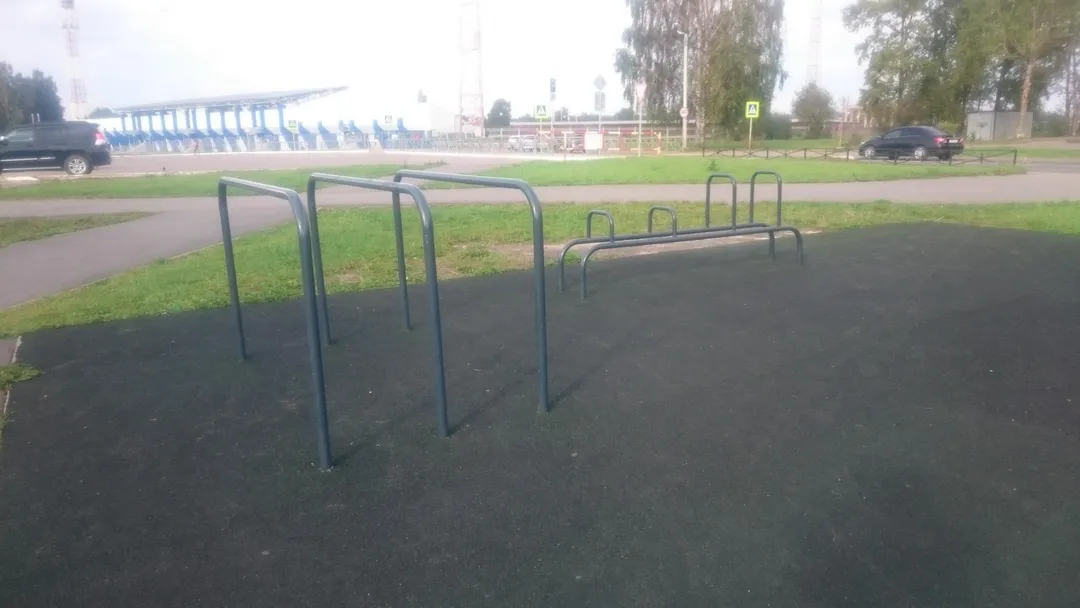 Бруси на майданчику Calisthenics Park at проезд имени Бойцов 4-й Армии, Тихвин – фото 2 з 7