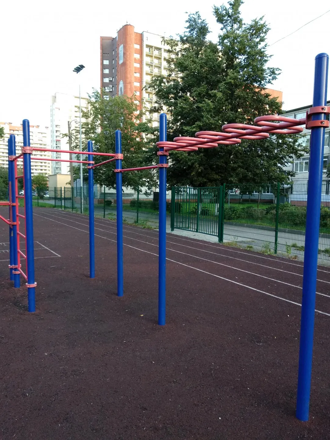 Sbarra per trazioni presso Calisthenics Park at улица Буренина, Санкт-Петербург – foto 1 di 4