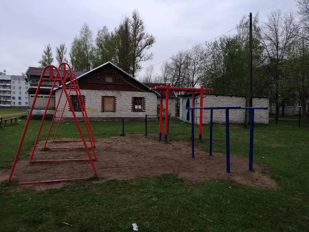Bare paralele la Calisthenics Park at улица Строителей, Дно – fotografia 2 din 3