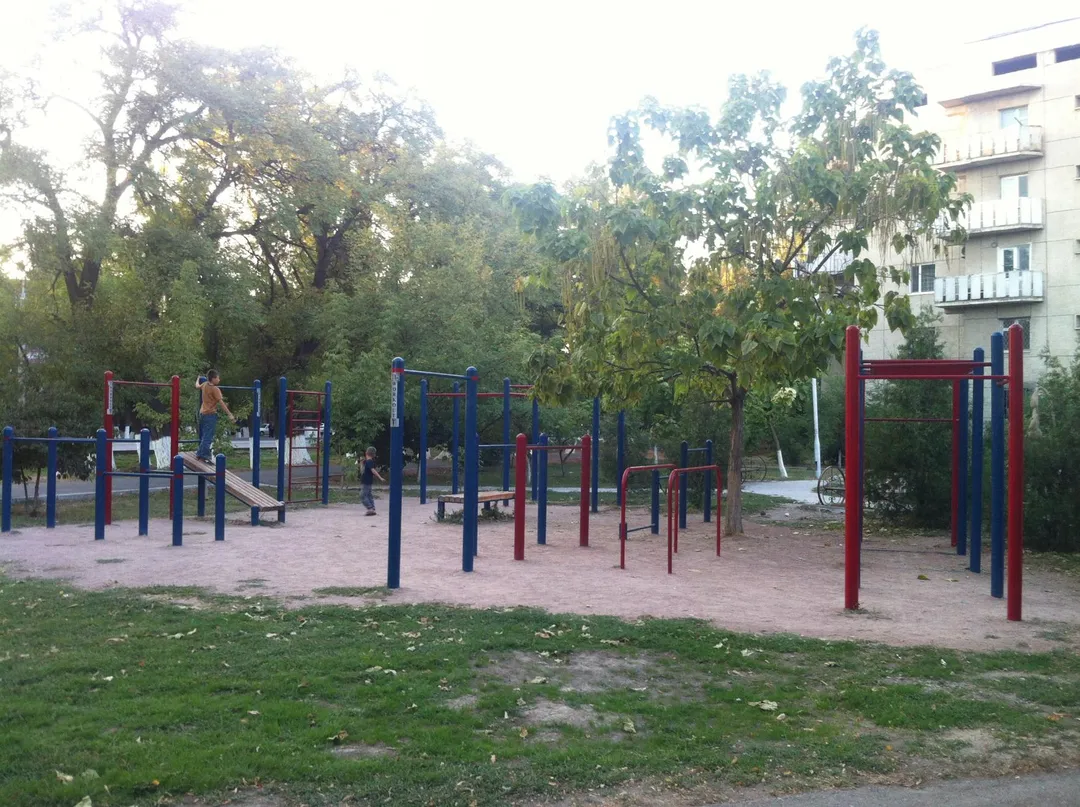 Bară de tracțiuni la Calisthenics Park at Байзақ Батыр, Тараз қаласының әкімшілігі – fotografia 6 din 6
