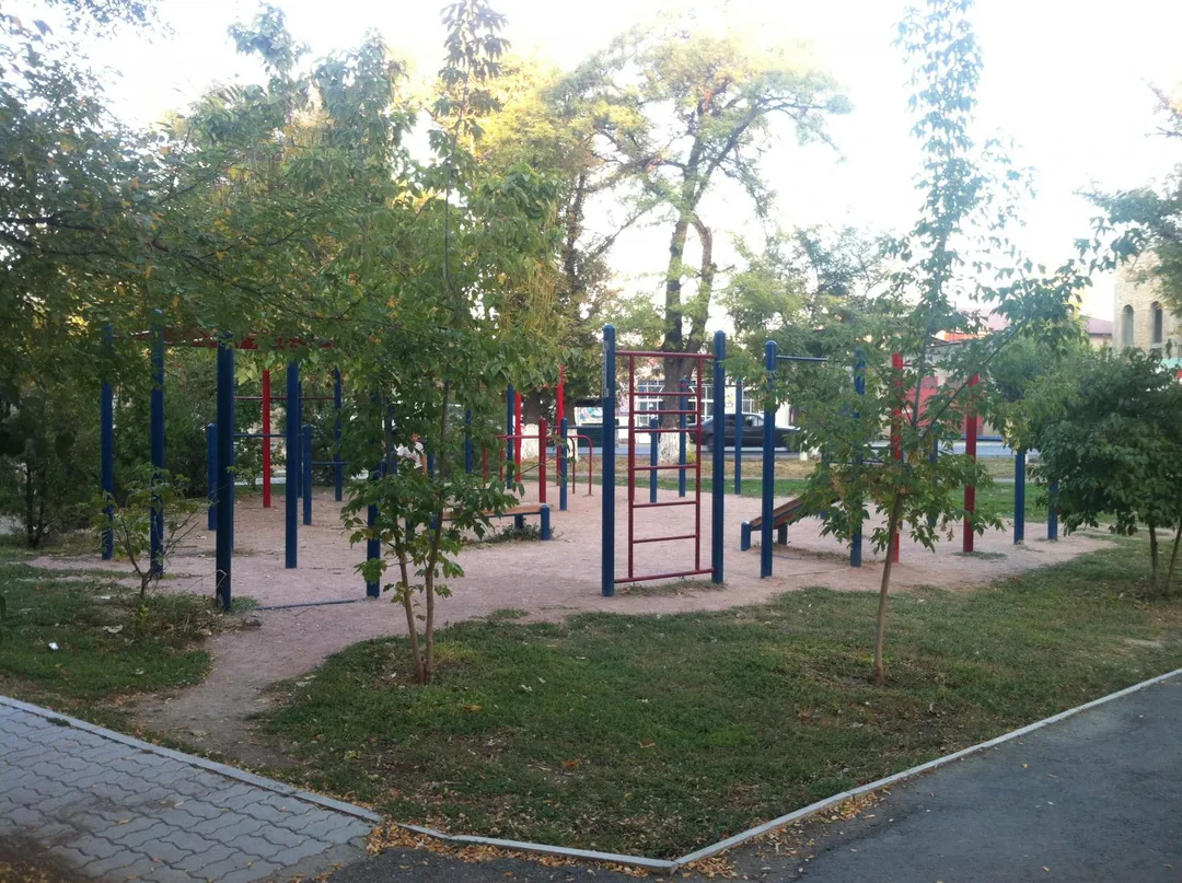 Bare paralele la Calisthenics Park at Байзақ Батыр, Тараз қаласының әкімшілігі – fotografia 2 din 6