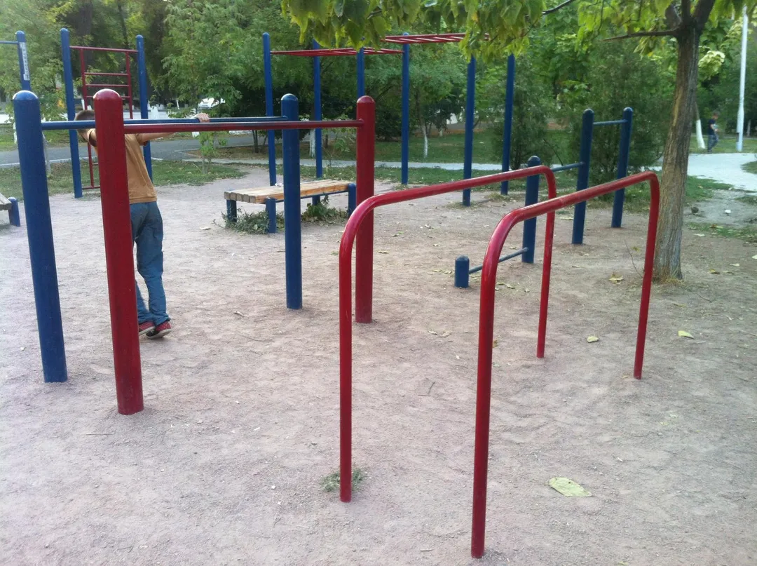 Bancă pentru abdomen la Calisthenics Park at Байзақ Батыр, Тараз қаласының әкімшілігі – fotografia 5 din 6