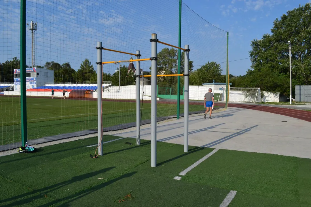Бруси на майданчику Calisthenics Park at Юность, Дивноморское – фото 2 з 5
