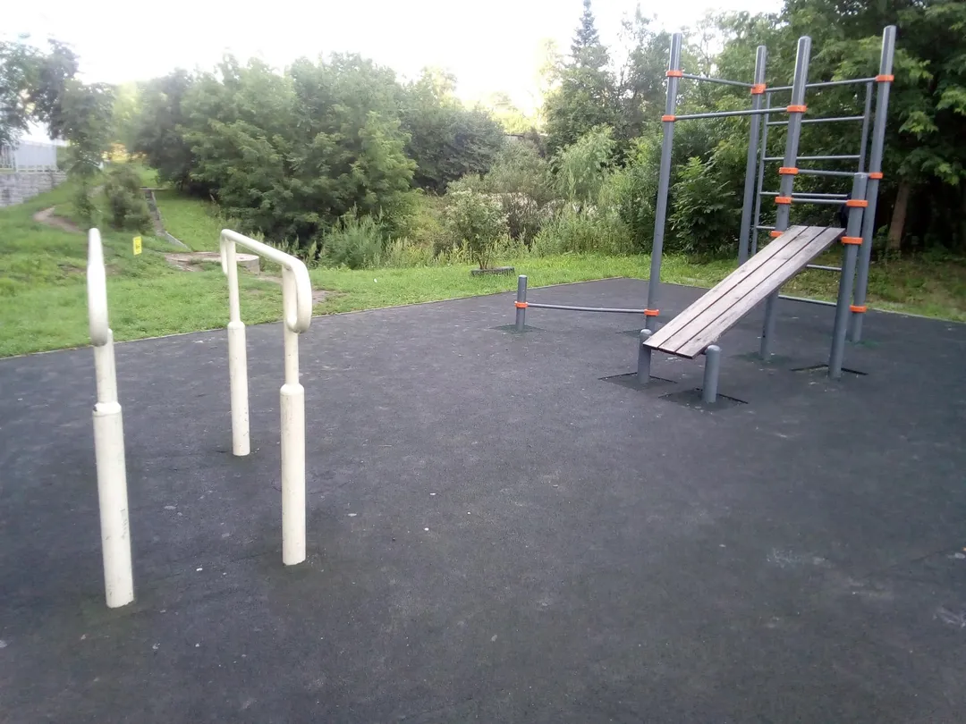 Liegestützgriffe bei Calisthenics Park at Шатурский переулок, Хабаровск – Foto 2 von 4