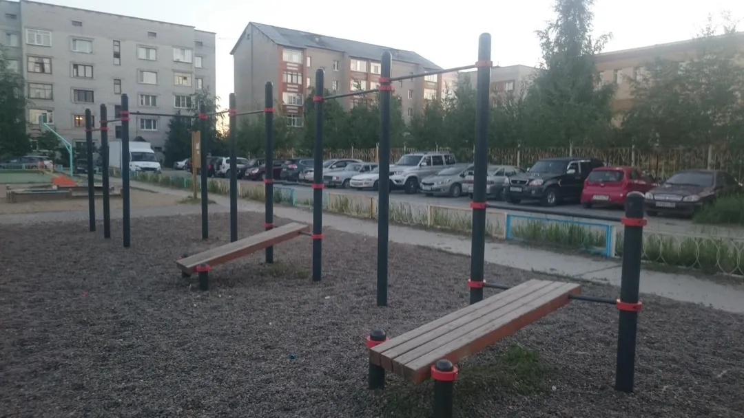 Parallele presso Calisthenics Park at Театральный проезд, Мегион – foto 2 di 2