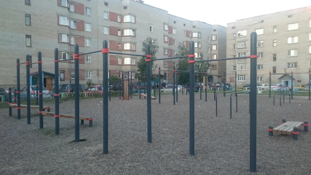 Sbarra per trazioni presso Calisthenics Park at Театральный проезд, Мегион – foto 1 di 2