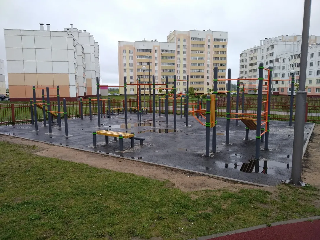 Parallel Gym Bars at Calisthenics Park at вуліца Судзілоўскага, Салігорск – photo 2 of 3