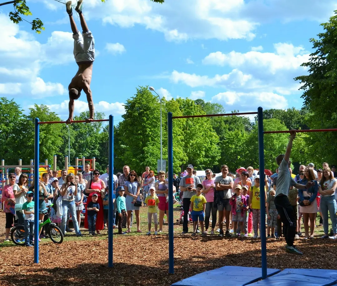 Bare paralele la Outdoor Gym in Leopoldslust, Гусев – fotografia 2 din 3