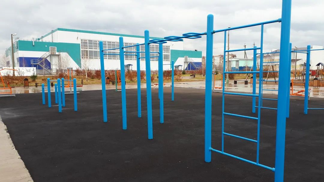 Бруси на майданчику Calisthenics Park at 4-й микрорайон, Шарыпово – фото 2 з 4