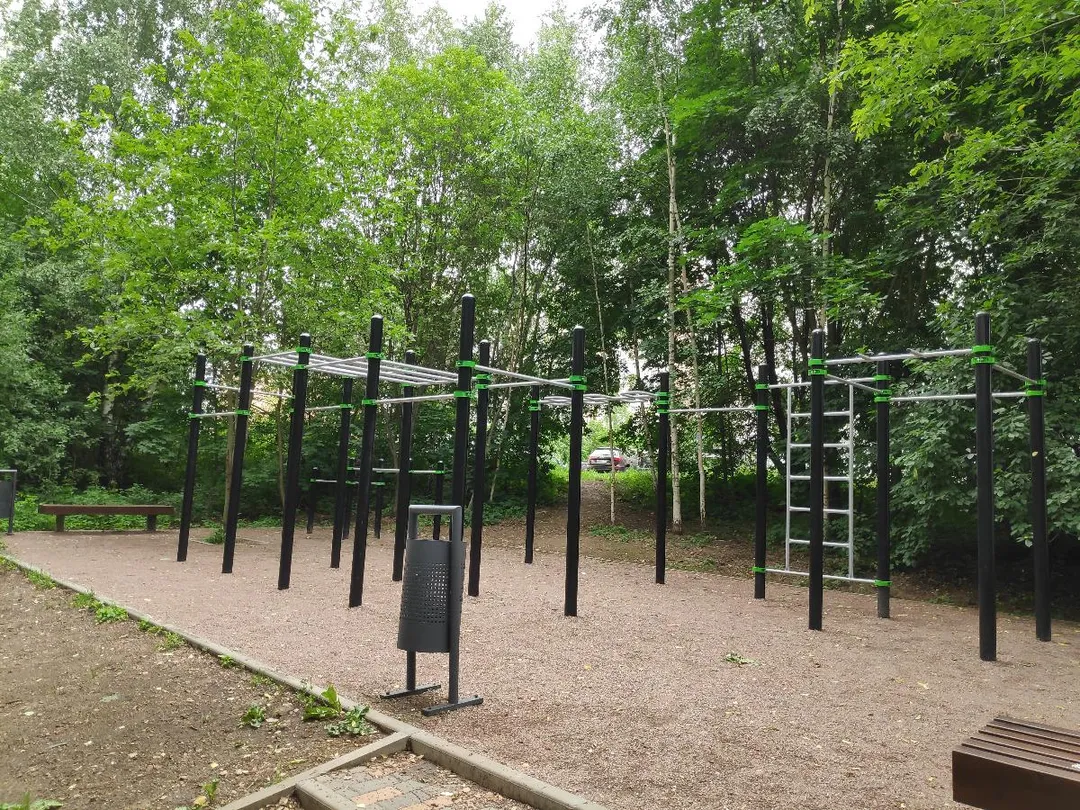 Рукохід на майданчику Calisthenics Park at Лукинская улица, Москва – фото 3 з 4