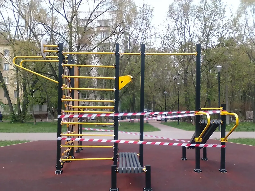 Bare paralele la Calisthenics Park at Измайловский проспект, Москва – fotografia 2 din 4