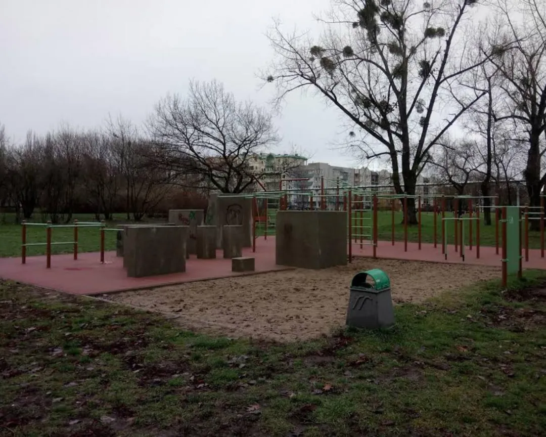 Barres parallèles à Calisthenics Park at Street Workout Park Jana Pawła II, Poznań – photo 2 sur 3