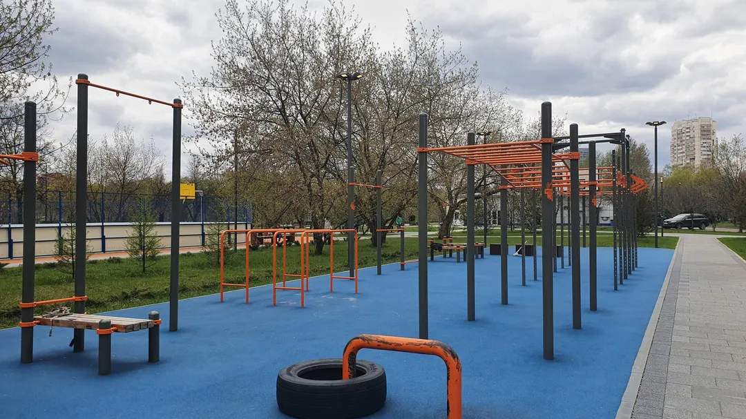 Бруси на майданчику Calisthenics Park at аллея Ветеранов, Москва #wp2661 – фото 2 з 8