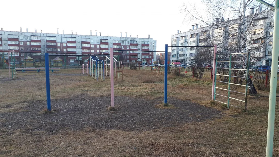 Бруси на майданчику Calisthenics Park at проспект Байконур, Шарыпово – фото 2 з 7